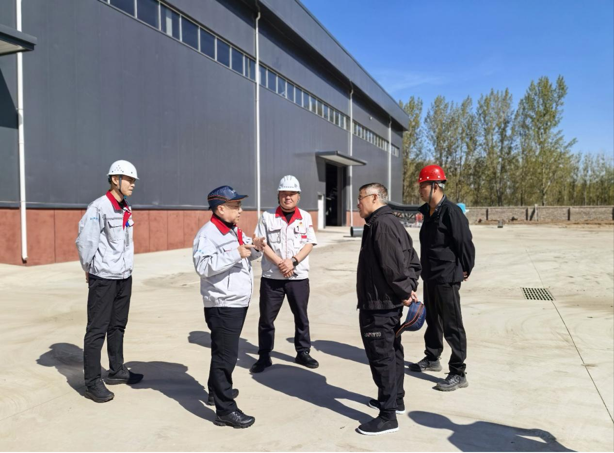 筑牢安全防線 情暖堅(jiān)守初心 ——華翔集團(tuán)黨委書(shū)記、董事長(zhǎng)王春翔深入工廠開(kāi)展慰問(wèn)巡查工作